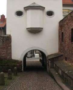 bygning fra Heidelberg der ligner et ansigt
