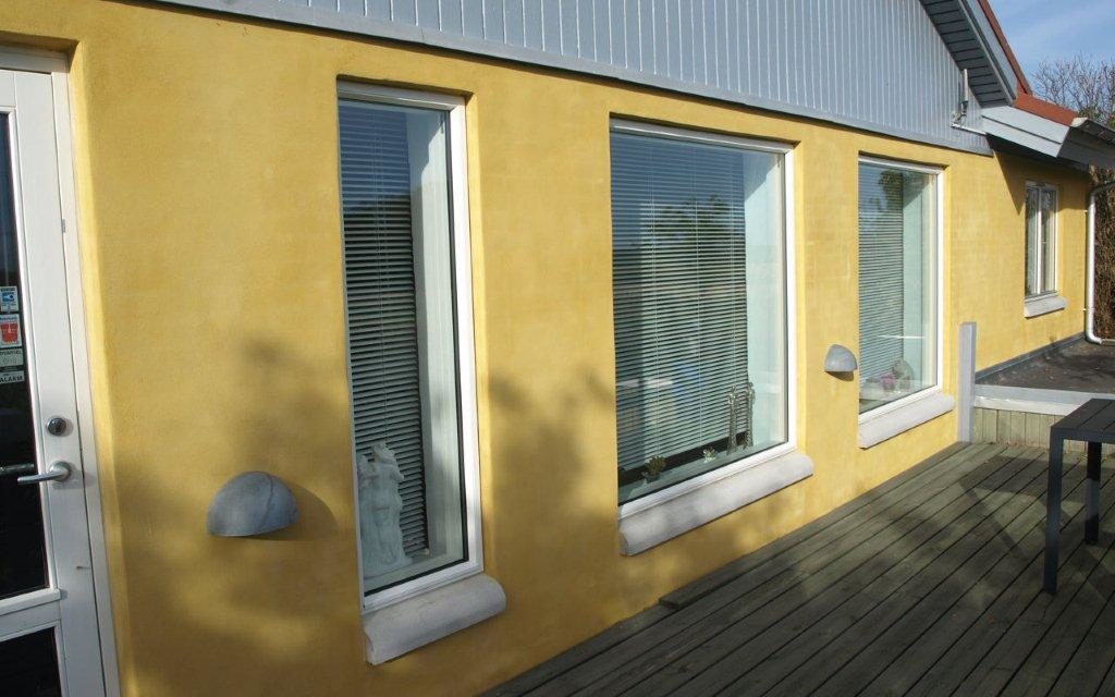 Store hvide vinduer til gult parcelhus