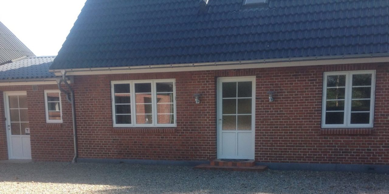 Nye vinduer og facadedør til villa i Toftlund