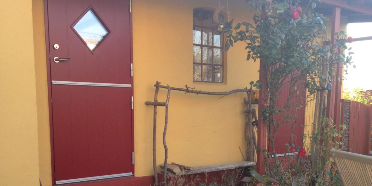 Specialdesignet facadedør til hus på Bornholm